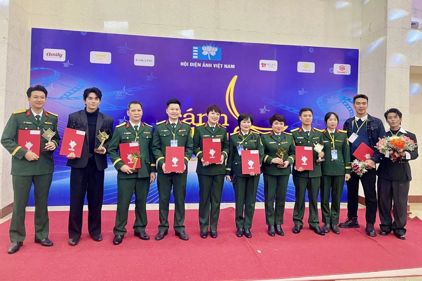 Mưa Đỏ nhận quá nhiều giải thưởng, có bình thường?- Ảnh 1.