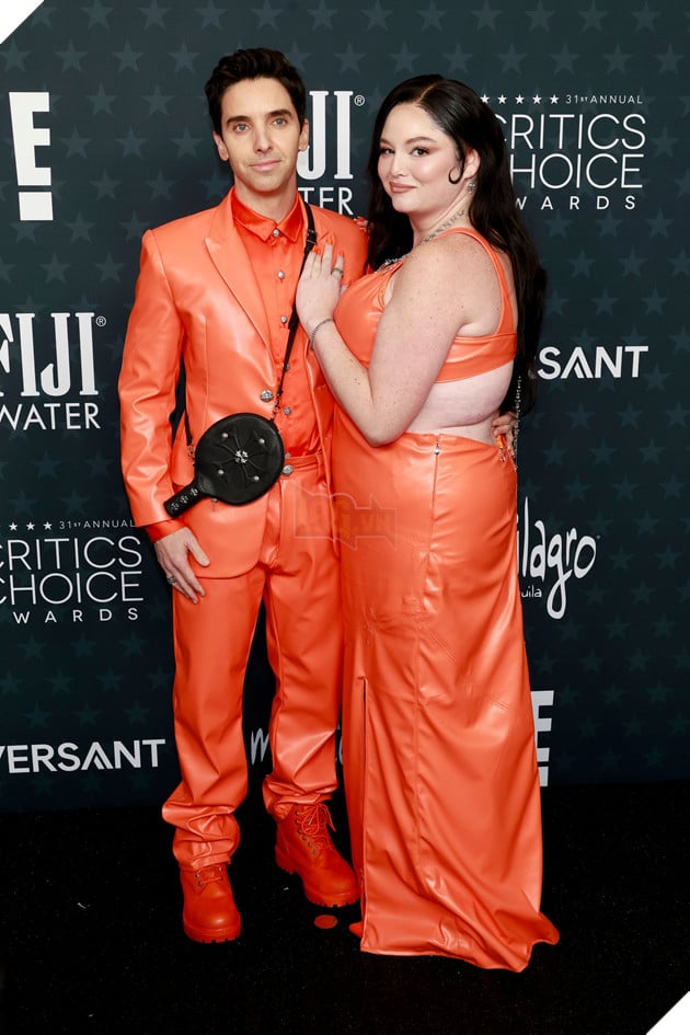 Hình ảnh gây chú ý của cặp đôi diễn viên phim hài Hacks - Meg Stalter và Paul W. Downs.