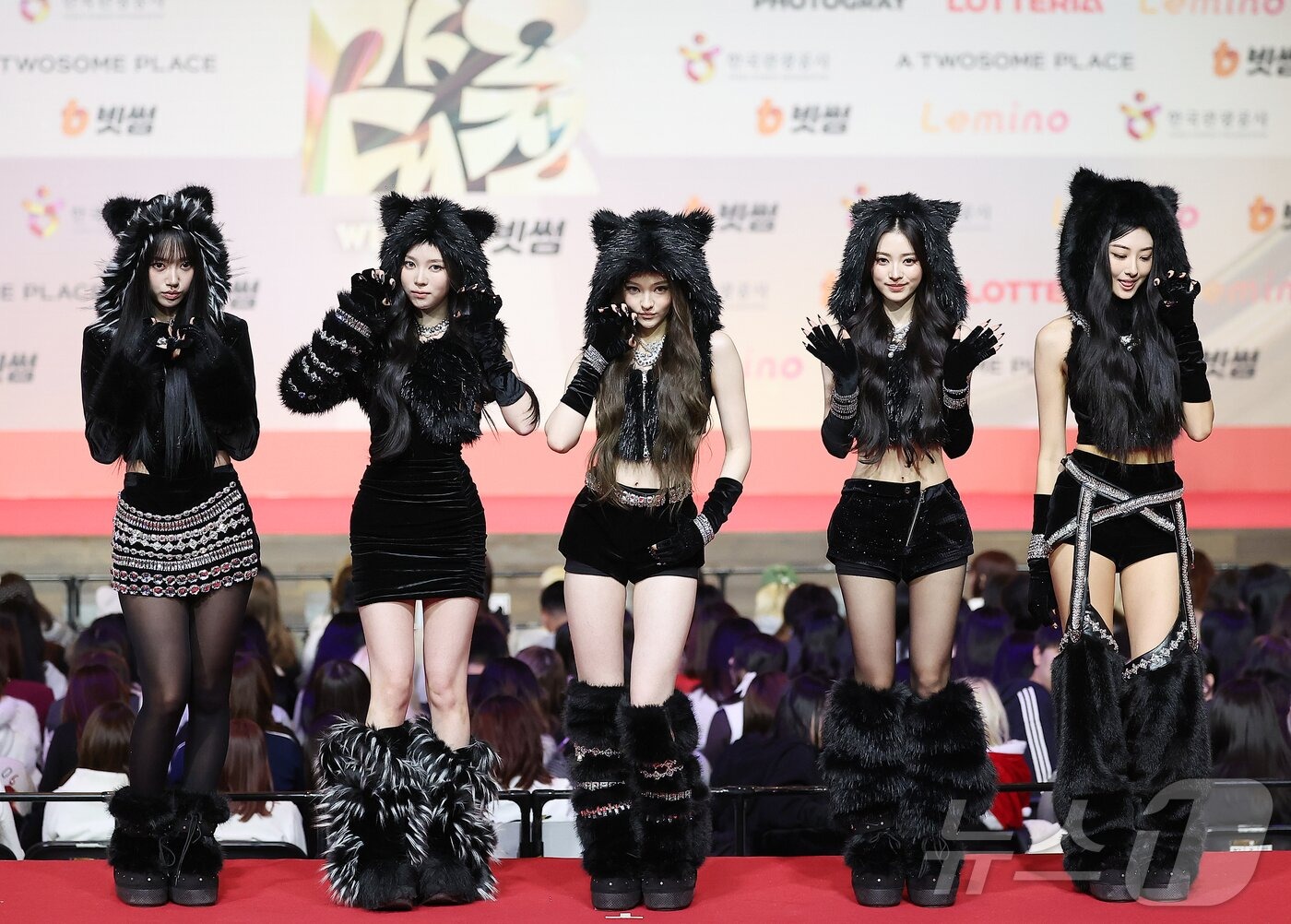 Thảm đỏ hot nhất Giáng sinh 2025: Jang Won Young hóa thiên thần, Winter (aespa) vất vả che dấu ấn tình yêu với Jungkook (BTS)- Ảnh 42.