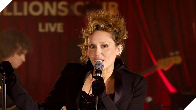 Sao Nu Miley Cyrus Hai Huoc Ve Thoi Gian Tham Gia Avatar: Fire and Ash Hình ảnh về nữ ca sĩ Miley Cyrus.