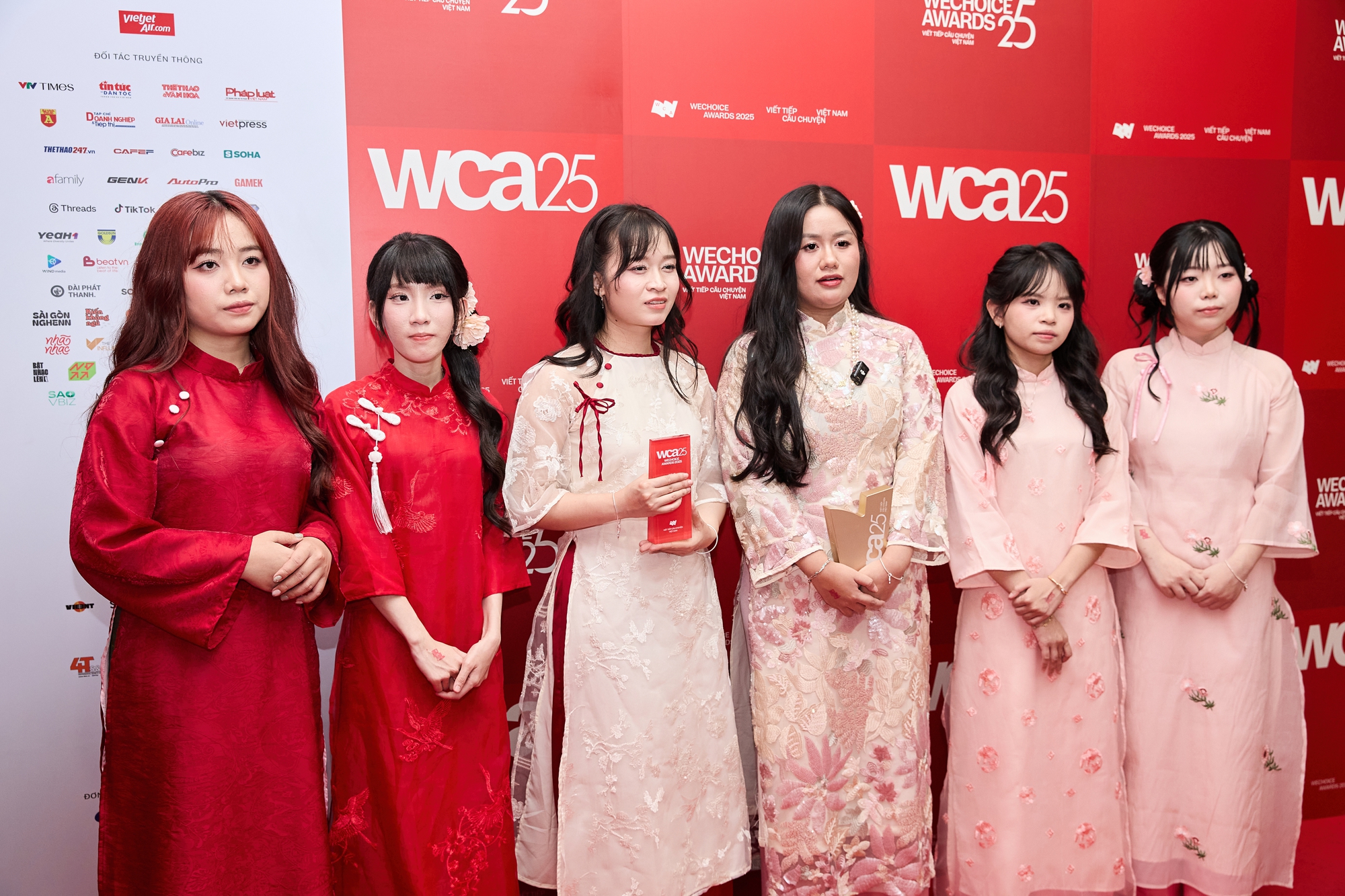 Bỏ áo đấu mặc áo dài, các cô gái vàng Liên Quân Mobile có câu trả lời đầy ý nghĩa về Bỏ áo đấu mặc áo dài, các cô gái vàng Liên Quân Mobile tuyên bố một câu