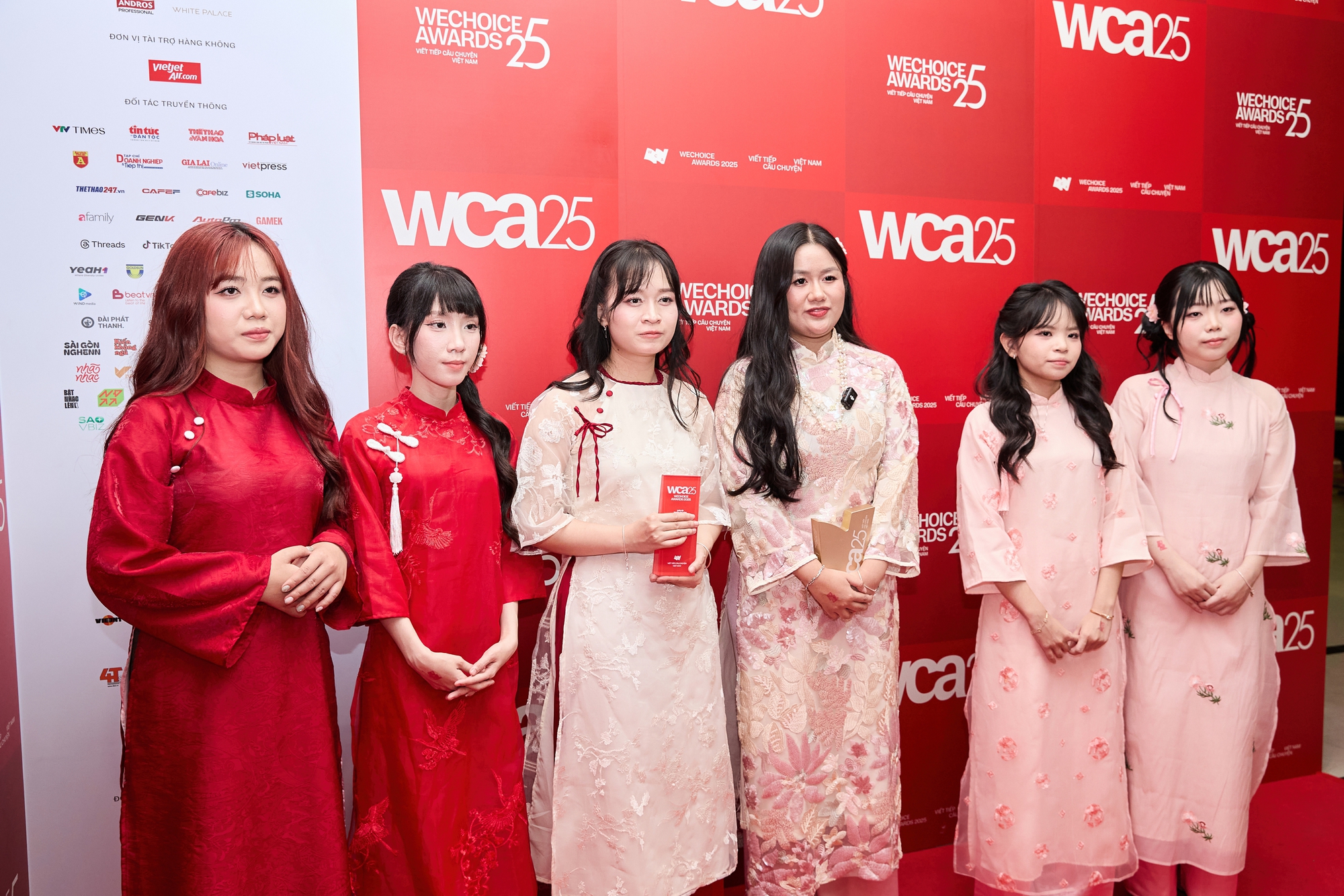 Bỏ áo đấu mặc áo dài, các cô gái vàng Liên Quân Mobile có câu trả lời đầy ý nghĩa về Bỏ áo đấu mặc áo dài, các cô gái vàng Liên Quân Mobile tuyên bố một câu