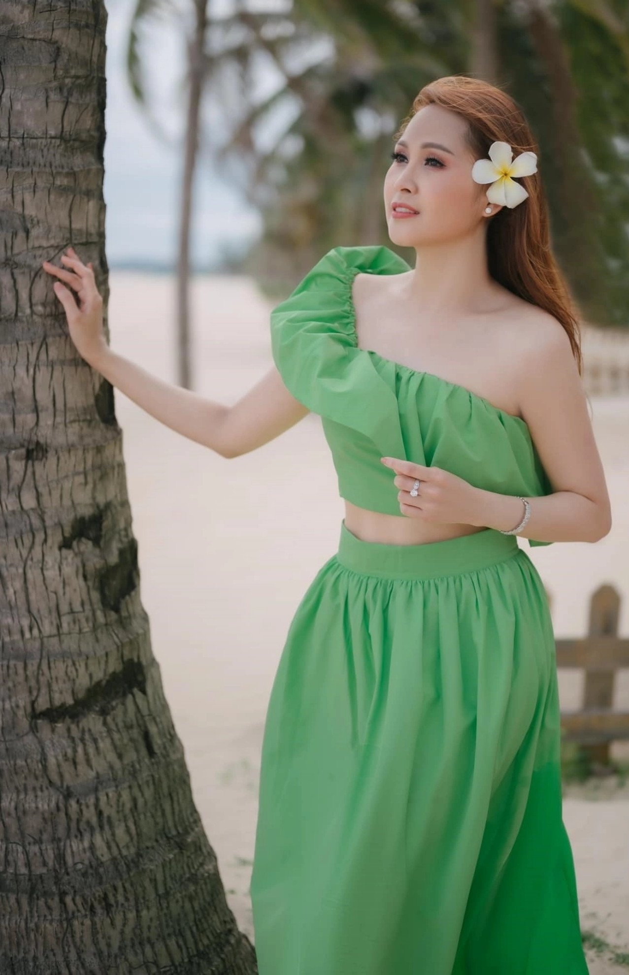 Minh Thư chuộng các bộ váy màu sắc, tôn dáng gợi cảm. 