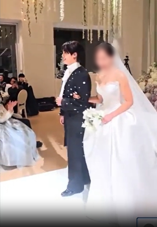 Phát hiện khách mời kém duyên hết chỗ nói trong đám cưới bí mật nhất showbiz lúc này- Ảnh 4.