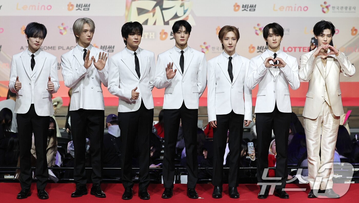 Thảm đỏ hot nhất Giáng sinh 2025: Jang Won Young hóa thiên thần, Winter (aespa) vất vả che dấu ấn tình yêu với Jungkook (BTS)- Ảnh 27.