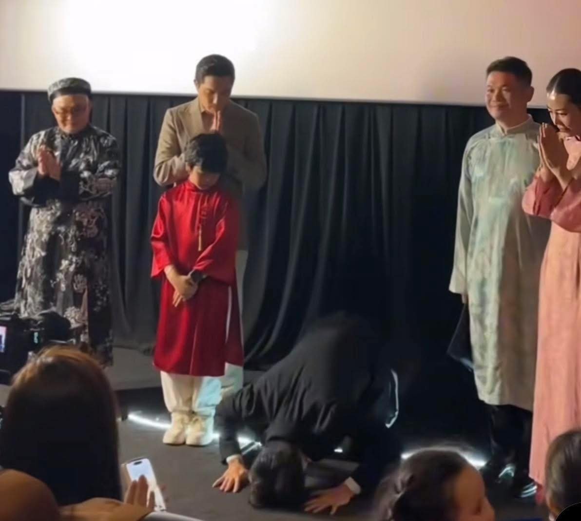 Ông Kim Jin Geun quỳ gối trước khán giả Việt.