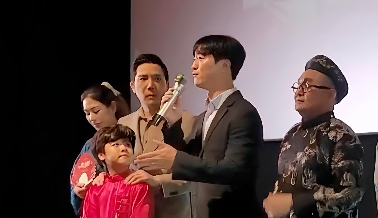 Ông Kim Jin Geun quỳ gối trước khán giả Việt.