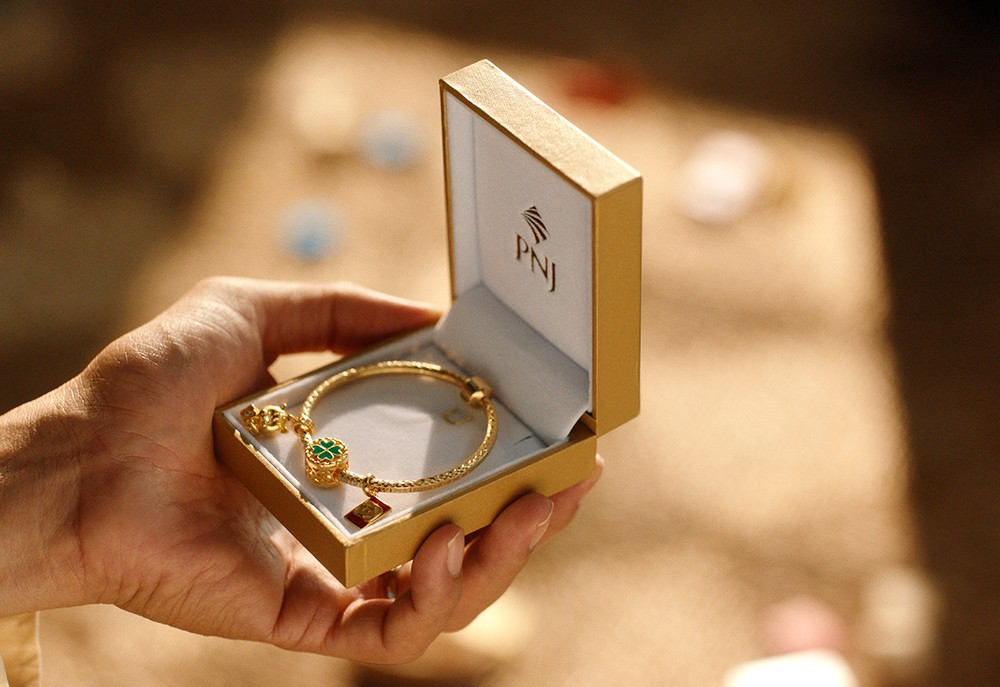 MV “Việc lớn”: Những nỗ lực của người lớn để con trẻ được