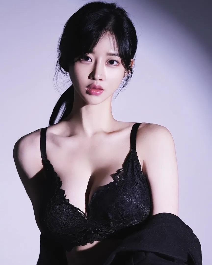 Nữ diễn viên đẹp như tiên lái ô tô đâm vào cột điện, bị bắt khẩn cấp- Ảnh 1.