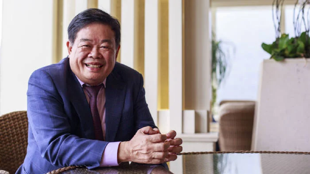 Chân dung vị tỷ phú lấy vợ mù, bắt con trai làm công nhân và cái kết ngỡ ngàng- Ảnh 1.