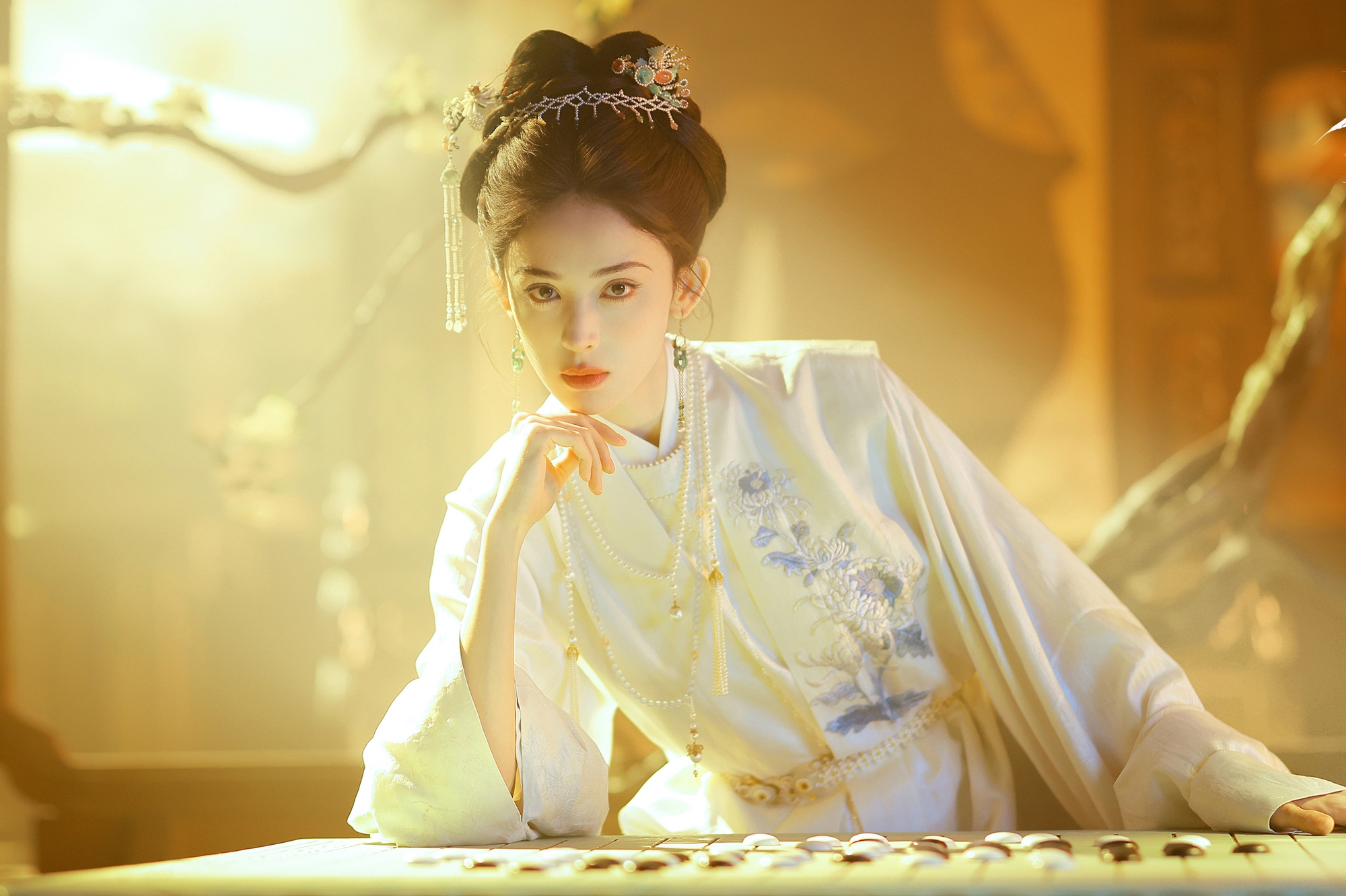 Trung Quốc đang có 1 phim cổ trang hay điên lên được: Nữ chính đẹp đến mức ai đứng cạnh cũng thành tàng hình- Ảnh 2.