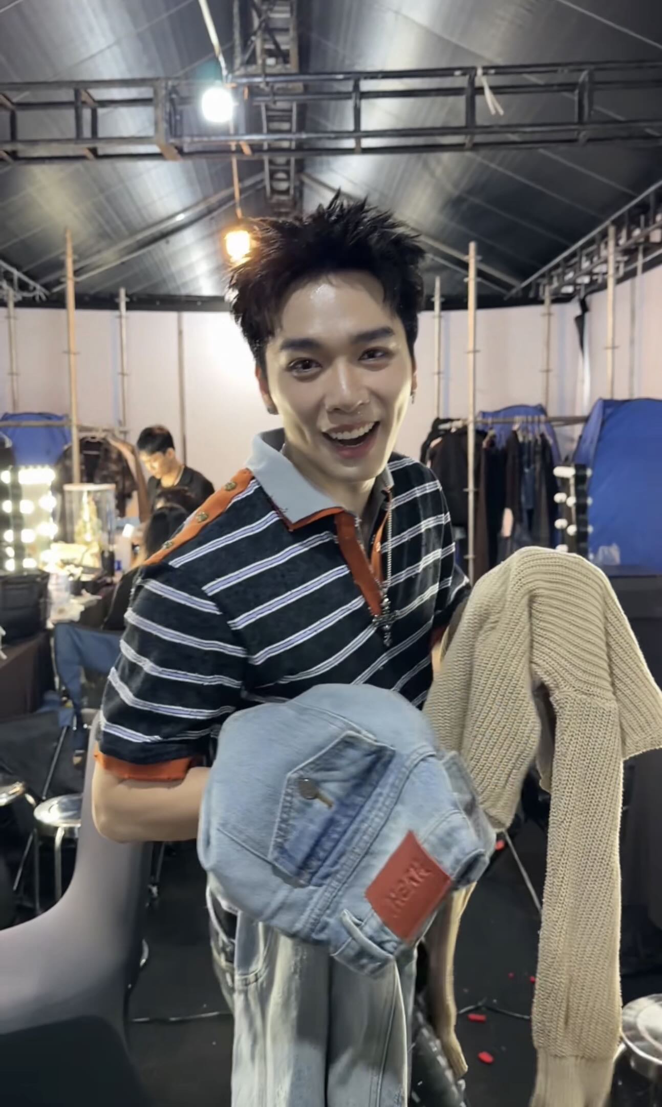 Đang diễn concert giữa chừng, 1 Anh Trai bỏ ngang đi gội đầu- Ảnh 3.