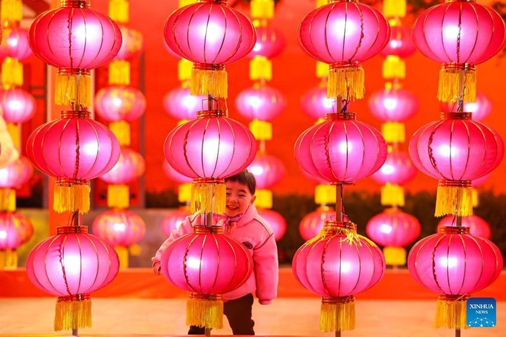 Đường phố khắp năm châu lung linh chào đón năm mới Bính Ngọ- Ảnh 2.