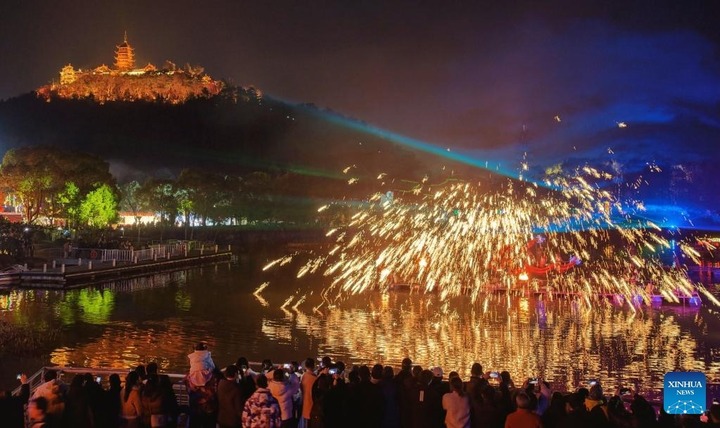 Đường phố khắp năm châu lung linh chào đón năm mới Bính Ngọ- Ảnh 4.