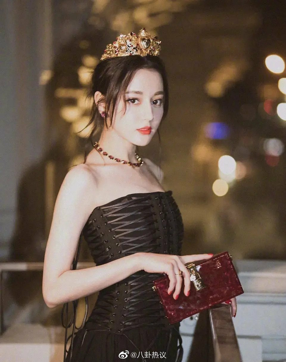 Xôn xao tin Địch Lệ Nhiệt Ba bị kẹt ở Trung Đông, phía nữ diễn viên lên tiếng càng gây thêm lo ngại- Ảnh 1.