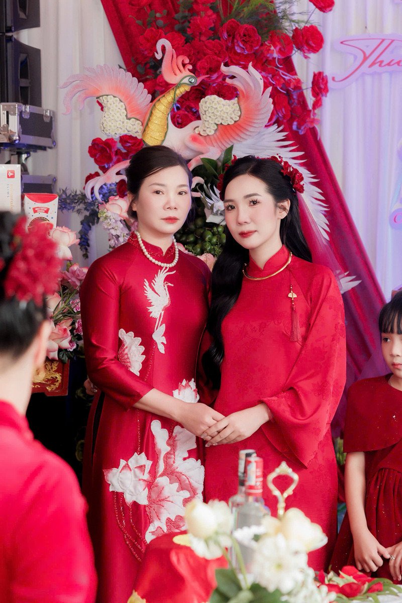 Khoảnh khắc xúc động khi mẹ chồng trao của hồi môn cho nàng dâu cũ 