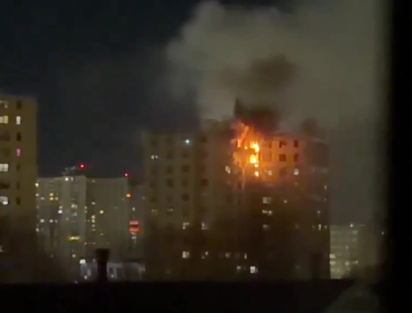 Cháy lớn tại chung cư 17 tầng ở New York, hơn 200 lính cứu hoả được điều động- Ảnh 2.