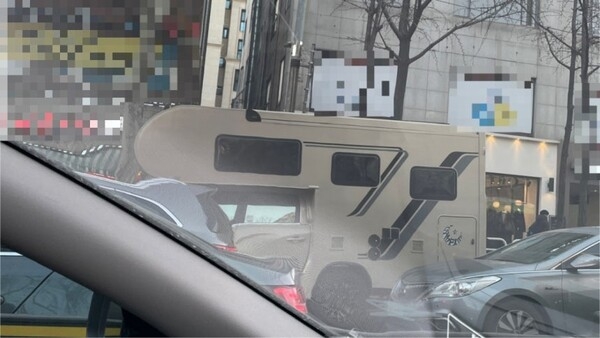 Bức ảnh chụp giữa đường phố Hàn Quốc khiến nhiều người thốt lên: