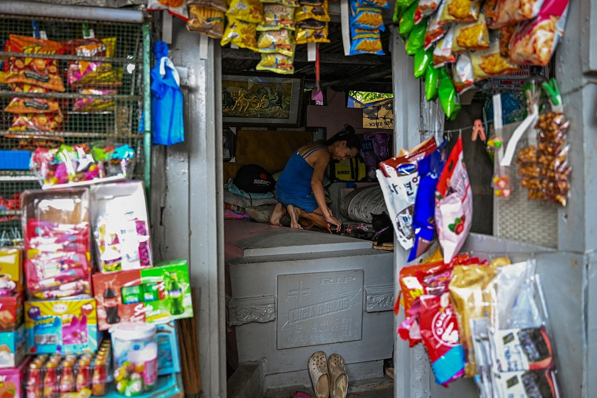 Câu chuyện của 6.000 người sống giữa nghĩa trang: Người chết và người sống cùng Câu chuyện của 6.000 người sống giữa nghĩa trang: Người chết và người sống cùng