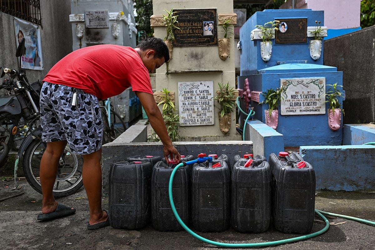 Câu chuyện của 6.000 người sống giữa nghĩa trang: Người chết và người sống cùng Câu chuyện của 6.000 người sống giữa nghĩa trang: Người chết và người sống cùng