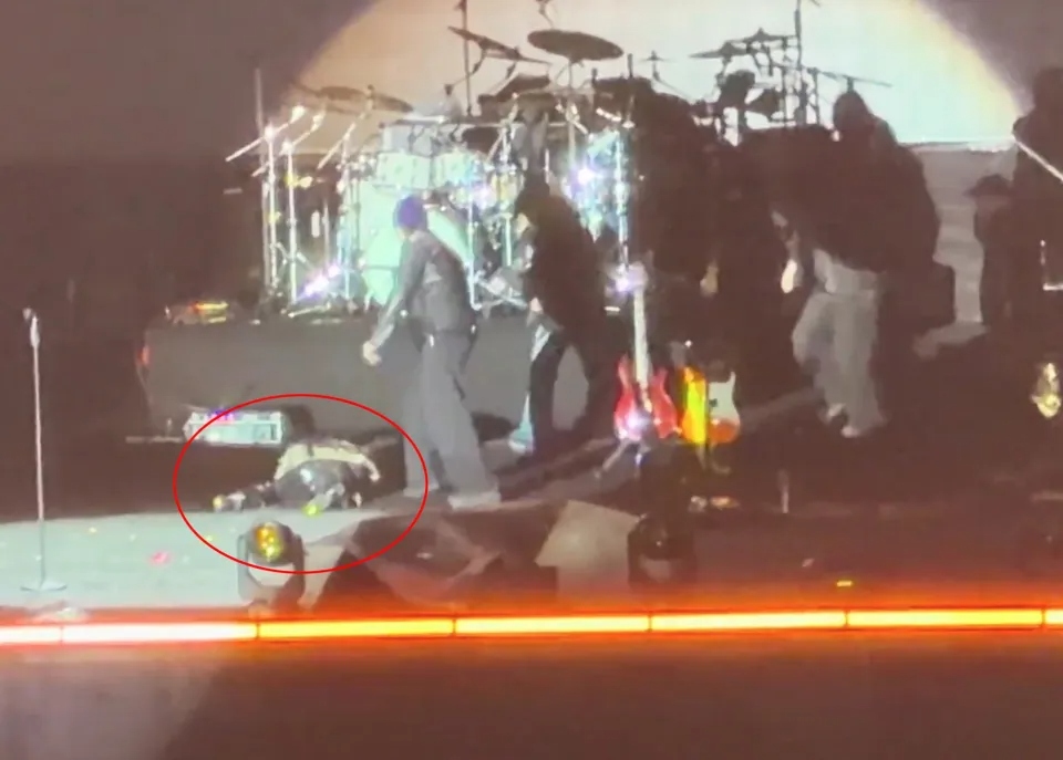 Đang biểu diễn, nữ ca sĩ bất ngờ ngã gục trên sân khấu- Ảnh 1.