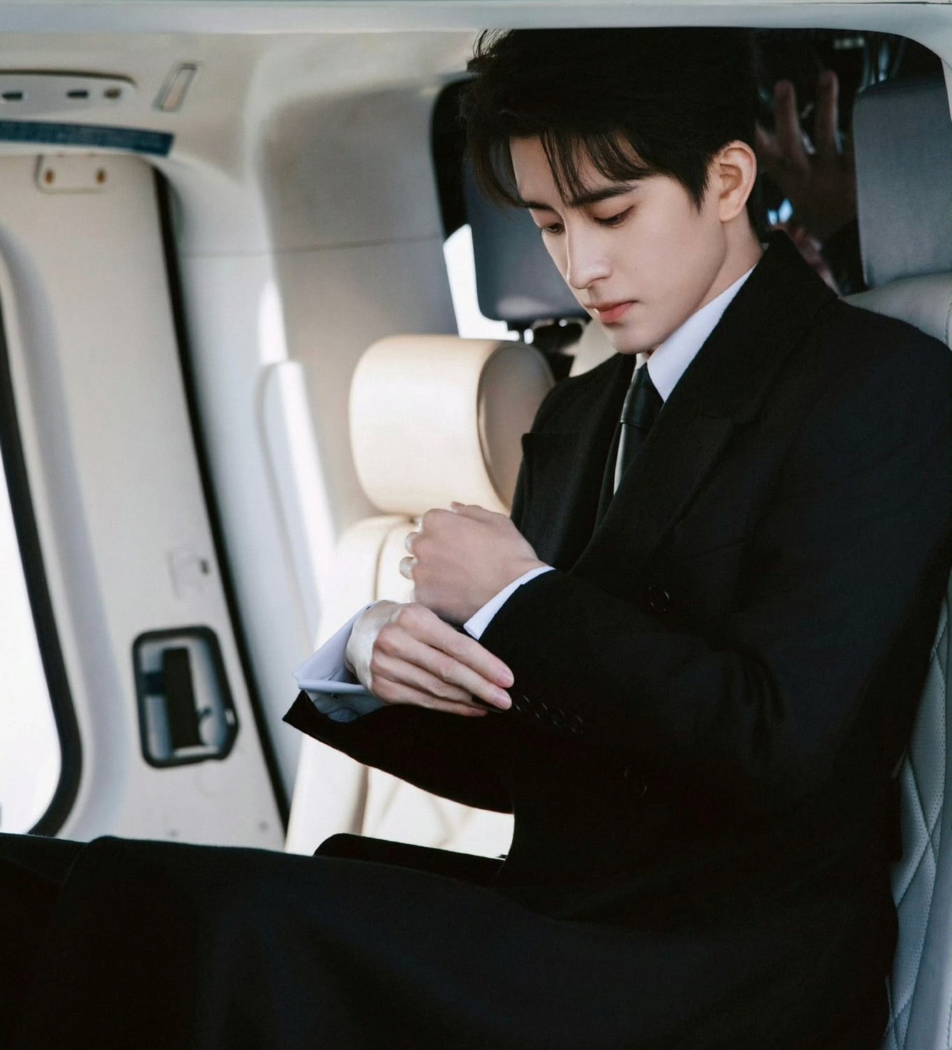 Tổng tài ngày đi làm bằng trực thăng, tối lái Bentley dạo phố: Visual tuyệt đối ngôn tình không bút mực nào tả nổi- Ảnh 5.