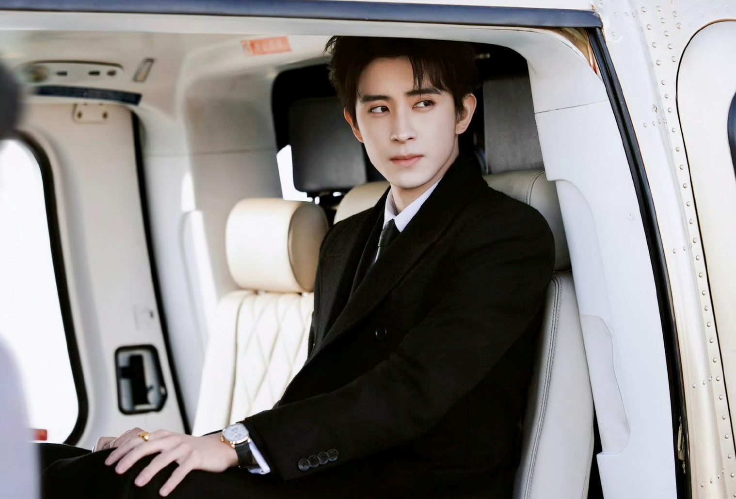 Tổng tài ngày đi làm bằng trực thăng, tối lái Bentley dạo phố: Visual tuyệt đối ngôn tình không bút mực nào tả nổi- Ảnh 3.