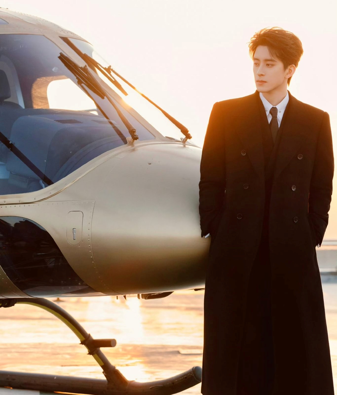 Tổng tài ngày đi làm bằng trực thăng, tối lái Bentley dạo phố: Visual tuyệt đối ngôn tình không bút mực nào tả nổi- Ảnh 2.