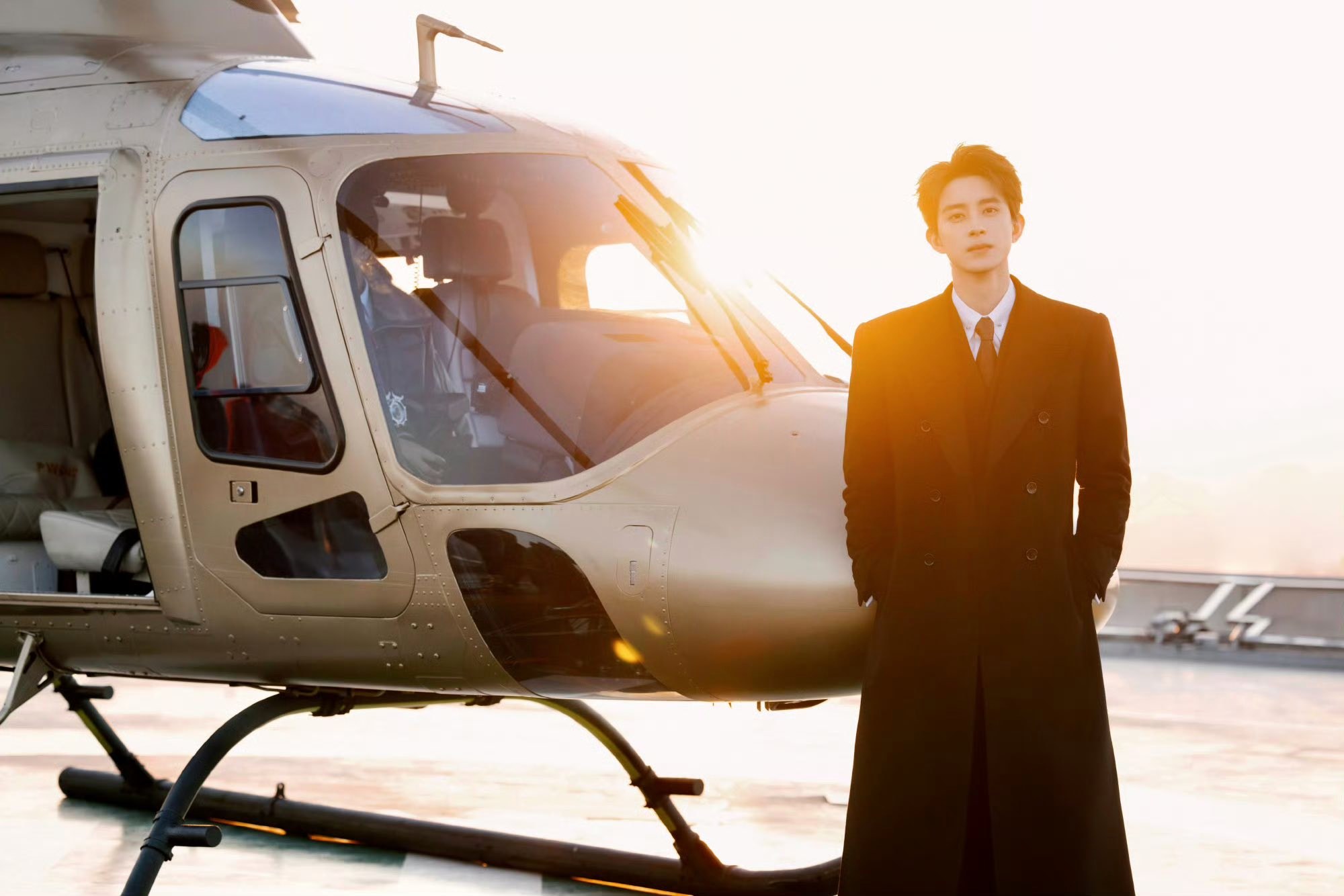 Tổng tài ngày đi làm bằng trực thăng, tối lái Bentley dạo phố: Visual tuyệt đối ngôn tình không bút mực nào tả nổi- Ảnh 1.