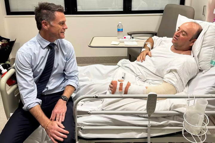 Ai bắn vào cánh tay người hùng khống chế kẻ giết người ở Australia?- Ảnh 1.