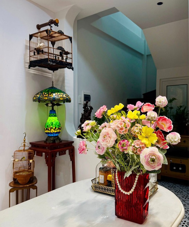 Nhan sắc vợ chân dài sinh 5 con cho nam nghệ sĩ đình đám sở hữu biệt phủ dát vàng ở Hà Nội- Ảnh 9.