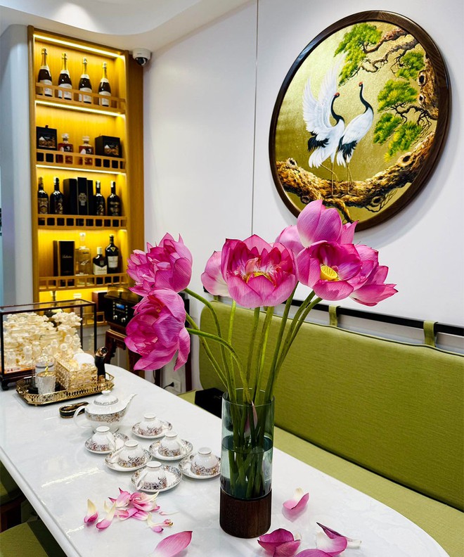 Nhan sắc vợ chân dài sinh 5 con cho nam nghệ sĩ đình đám sở hữu biệt phủ dát vàng ở Hà Nội- Ảnh 10.