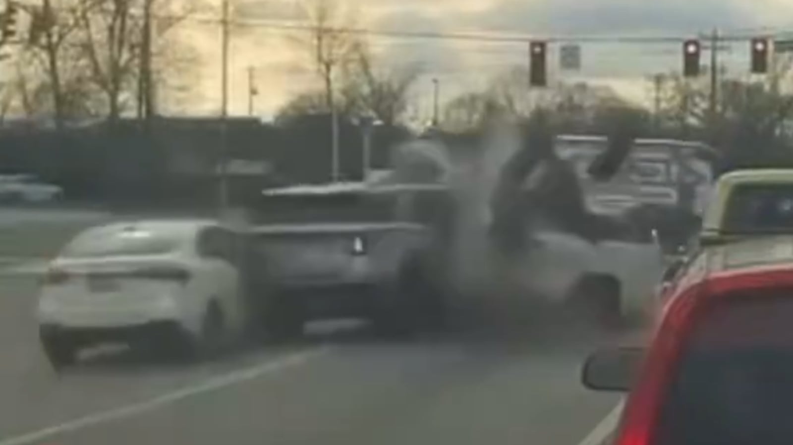 Đạp nhầm chân ga, nữ tài xế tông trúng 3 ô tô đang dừng đèn đỏ- Ảnh 1.