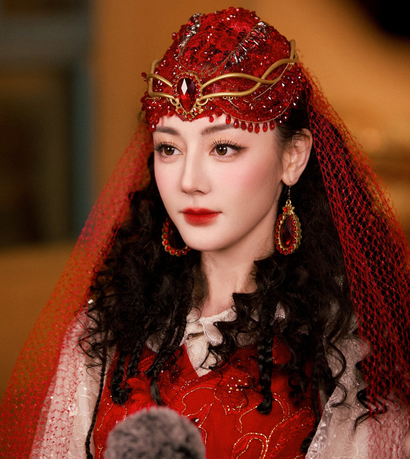 260 triệu người chê Địch Lệ Nhiệt Ba trang điểm xấu- Ảnh 3. 260 triệu người chê Địch Lệ Nhiệt Ba trang điểm xấu- Ảnh 3.