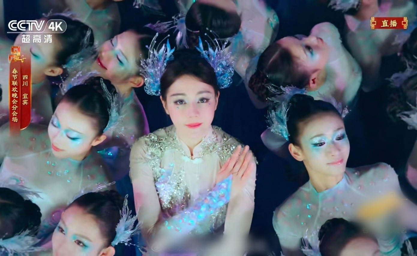 260 triệu người chê Địch Lệ Nhiệt Ba trang điểm xấu- Ảnh 5. 260 triệu người chê Địch Lệ Nhiệt Ba trang điểm xấu- Ảnh 5.