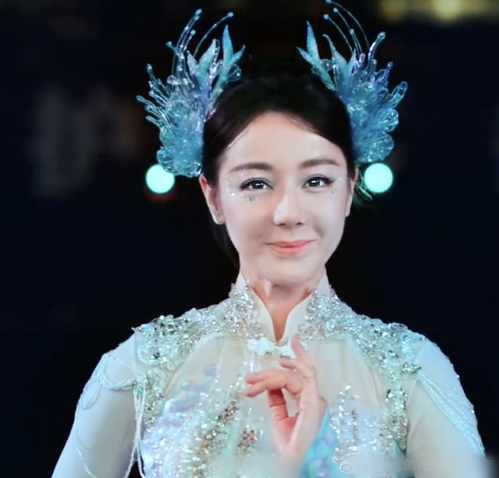 260 triệu người chê Địch Lệ Nhiệt Ba trang điểm xấu- Ảnh 2. 260 triệu người chê Địch Lệ Nhiệt Ba trang điểm xấu- Ảnh 2.