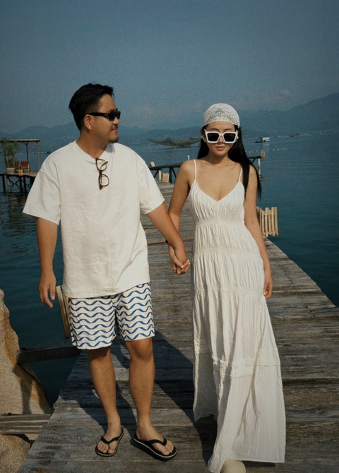 Đạo diễn Vbiz xả kho ảnh bên bạn gái nóng bỏng sau khi