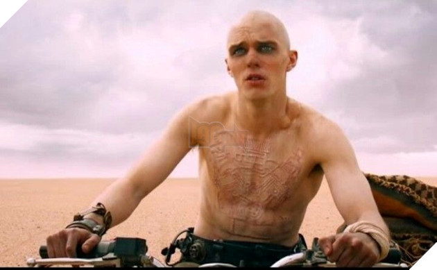 Hình ảnh về nam diễn viên Nicholas Hoult trong phim Mad Max: Fury Road.