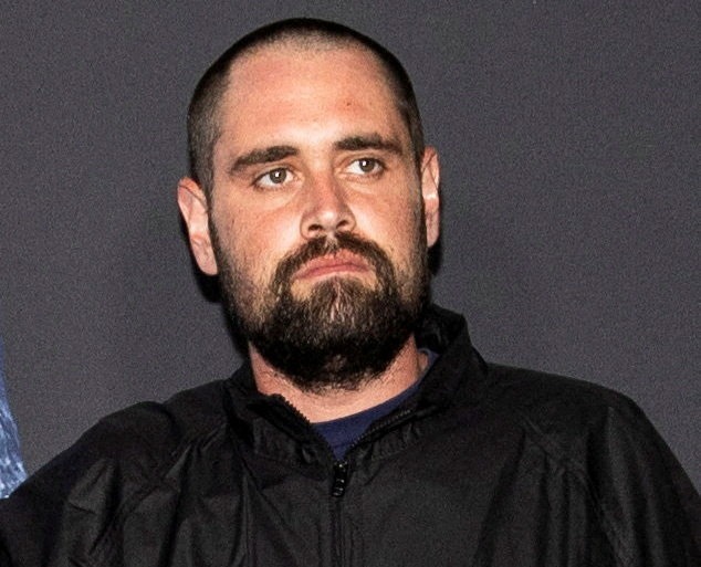 "Nghịch tử" vừa thảm sát bố mẹ đạo diễn: Bị còng tay xích chân, tỏ thái độ lạnh gáy trong ngày hầu tòa nick reiner son rob reiner 11740 102756 1766111942843 17661119432001451624056