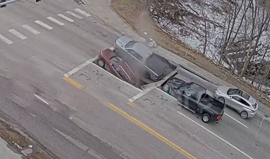 Đang dừng đèn đỏ, 2 ô tô bị