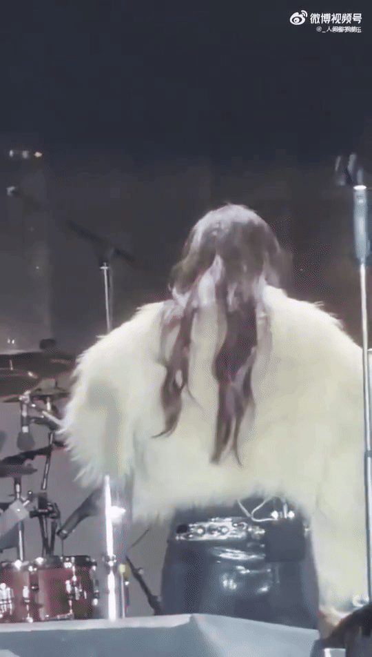 Nữ ca sĩ gây lo lắng tột độ khi ngất xỉu ngay trên sân khấu, được xe cấp cứu đưa đi ngay sau đó- Ảnh 1.