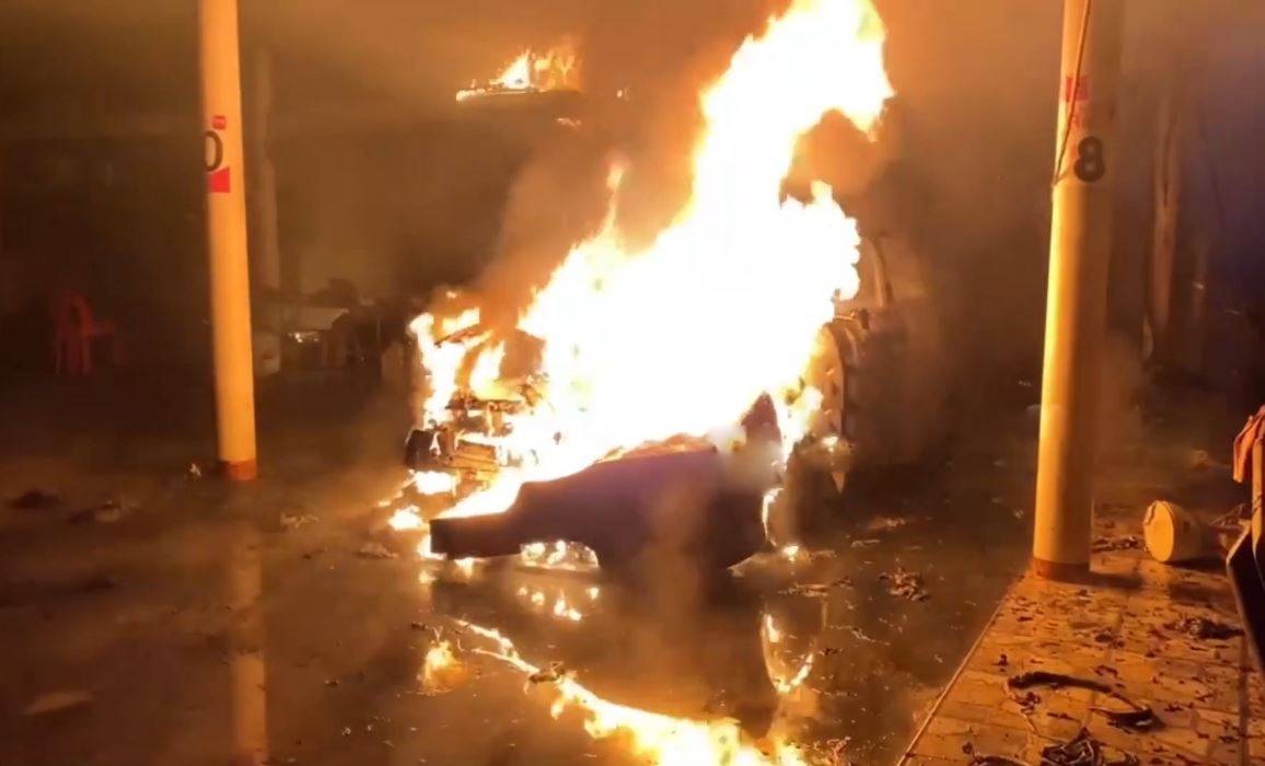 Ô tô mới mua bất ngờ bốc cháy ngùn ngụt trong đêm- Ảnh 1.