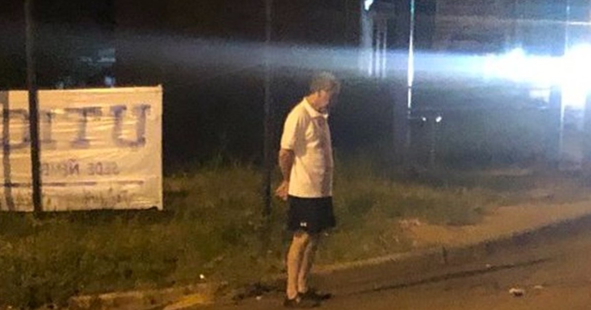 Người cha 72 tuổi cứ tối đến lại ra bến xe buýt chờ con gái trở về: Bức ảnh khiến hàng triệu người nghẹn lòng- Ảnh 1.