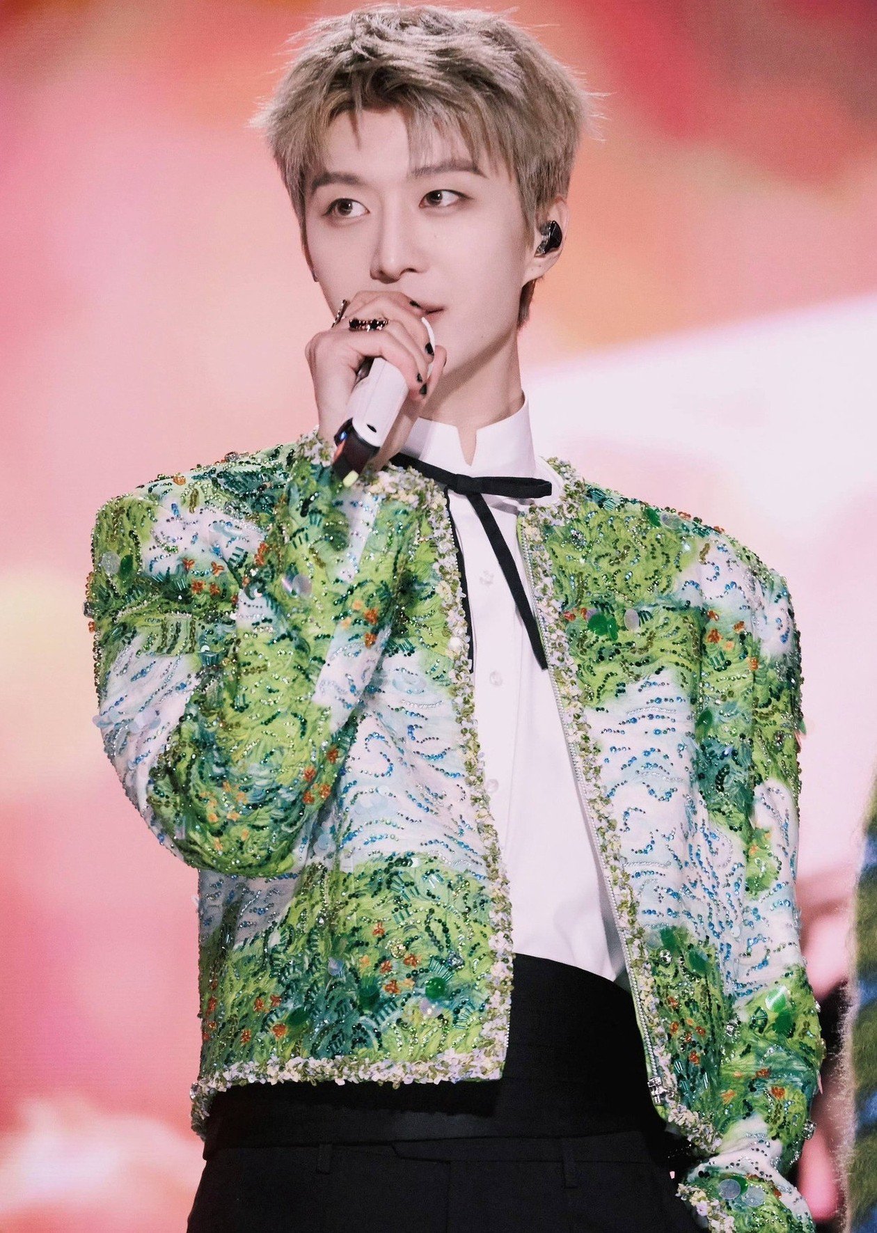 Phạm Thừa Thừa, Đàn Kiện Thứ (từ trái sang) và nhiều sao nam khác bị Tư Hiểu Địch tung tin về đời tư.