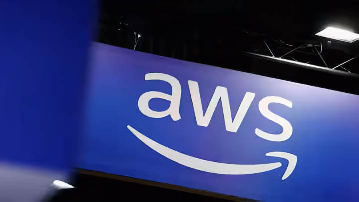 Bị vật thể lạ va chạm, Trung tâm dữ liệu của Amazon tại UAE bốc cháy- Ảnh 1.