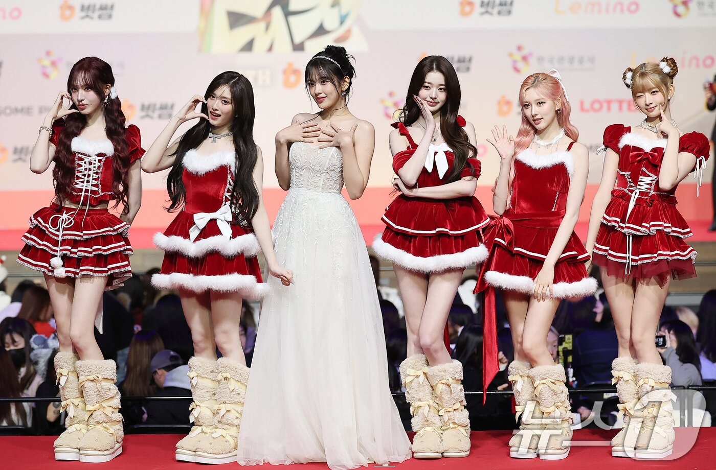 Thảm đỏ hot nhất Giáng sinh 2025: Jang Won Young hóa thiên thần, Winter (aespa) vất vả che dấu ấn tình yêu với Jungkook (BTS)- Ảnh 1.