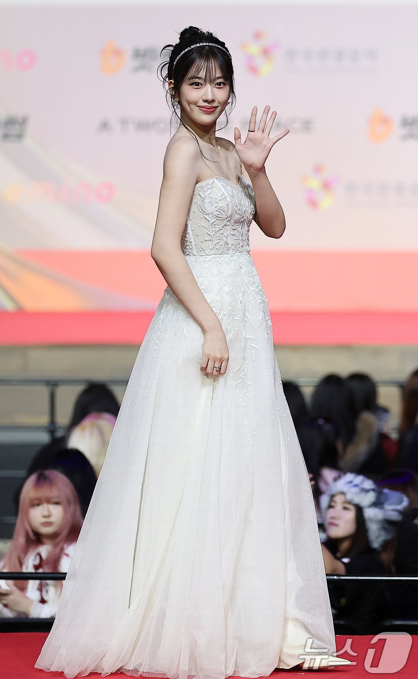 Thảm đỏ hot nhất Giáng sinh 2025: Jang Won Young hóa thiên thần, Winter (aespa) vất vả che dấu ấn tình yêu với Jungkook (BTS)- Ảnh 5.