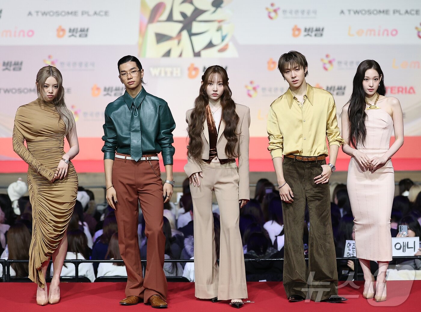 Thảm đỏ hot nhất Giáng sinh 2025: Jang Won Young hóa thiên thần, Winter (aespa) vất vả che dấu ấn tình yêu với Jungkook (BTS)- Ảnh 36.