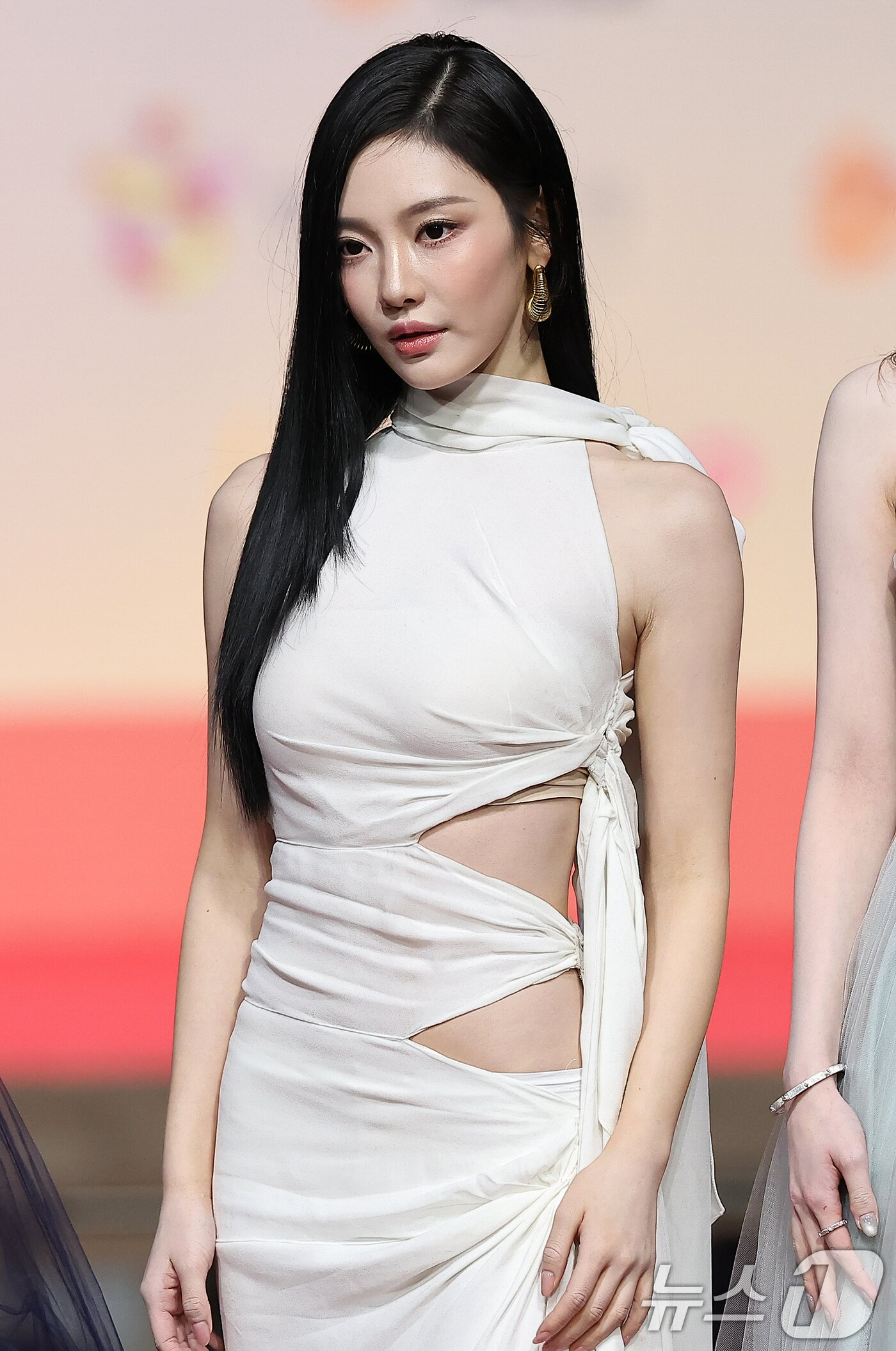 Thảm đỏ hot nhất Giáng sinh 2025: Jang Won Young hóa thiên thần, Winter (aespa) vất vả che dấu ấn tình yêu với Jungkook (BTS)- Ảnh 11.