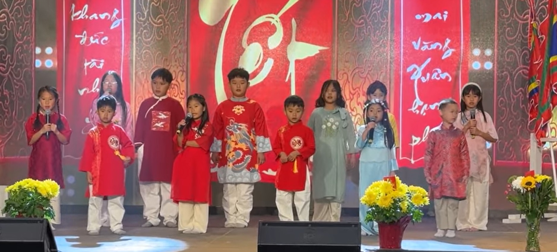 Sắc xuân rạng rỡ trong những hội chợ Tết Việt nơi xứ người- Ảnh 3.